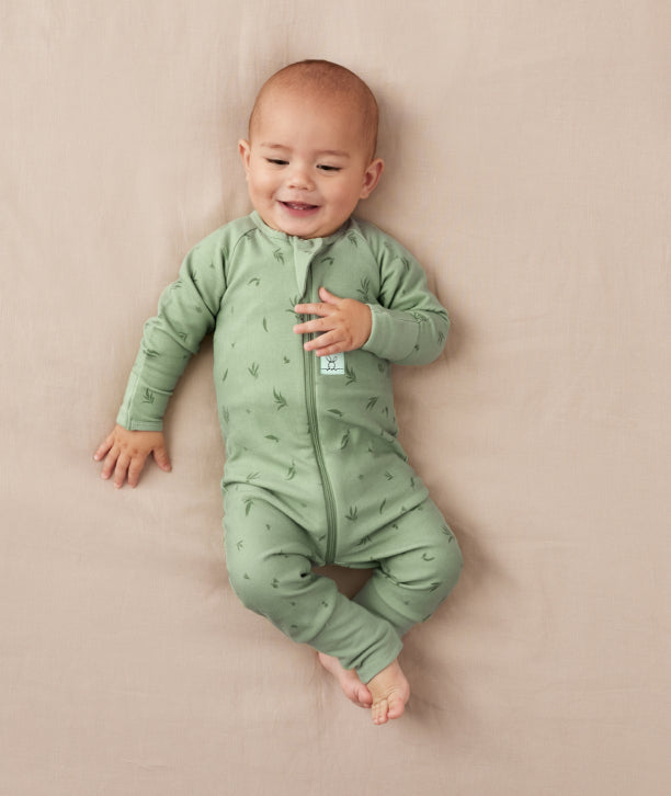 TOG-rated newborn romper from ergoPouch, made from natural, skin-friendly materials for healthy and comfy sleep.