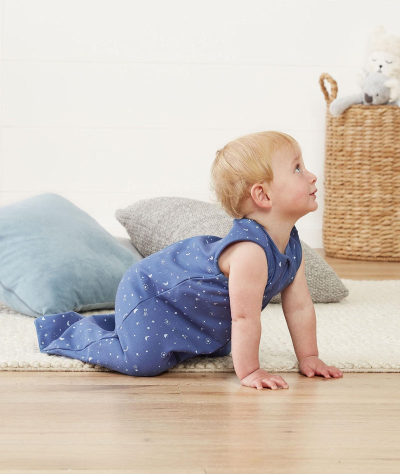 Infant crawling in sleep-sack-0-2-tog-night-sky