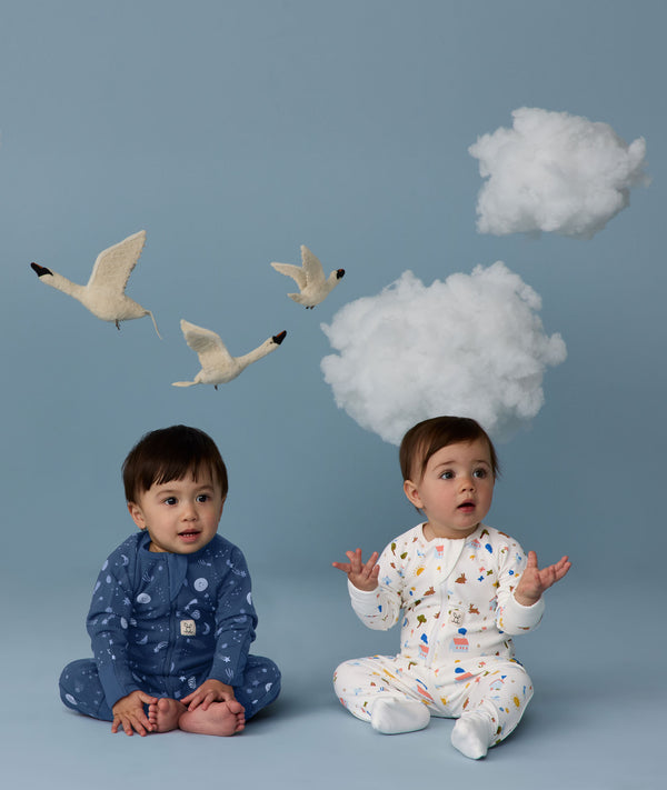 Two children sitting in ergoPouch Long Sleeve Romper 1.0 TOG Daydream and Starbeam
