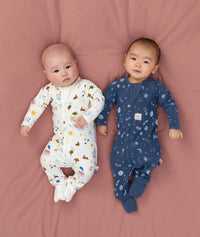 Two babies lying in ergoPouch Long Sleeve Romper 1.0 TOG Daydream and Starbeam
