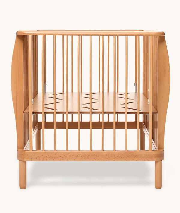 Side angle shot of the ergoPouch ellska Skye Crib
